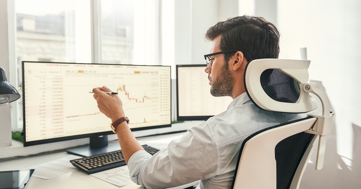 <span  class="uc_style_uc_tiles_grid_image_elementor_uc_items_attribute_title" style="color:#ffffff;">Analyzing data. Back view of young businessman or trader pointing on the data on computer screen with pen while working his modern office. Forex market. Trade concept. Investment concept (Analyzing data. Back view of young businessman or trader pointi</span>
